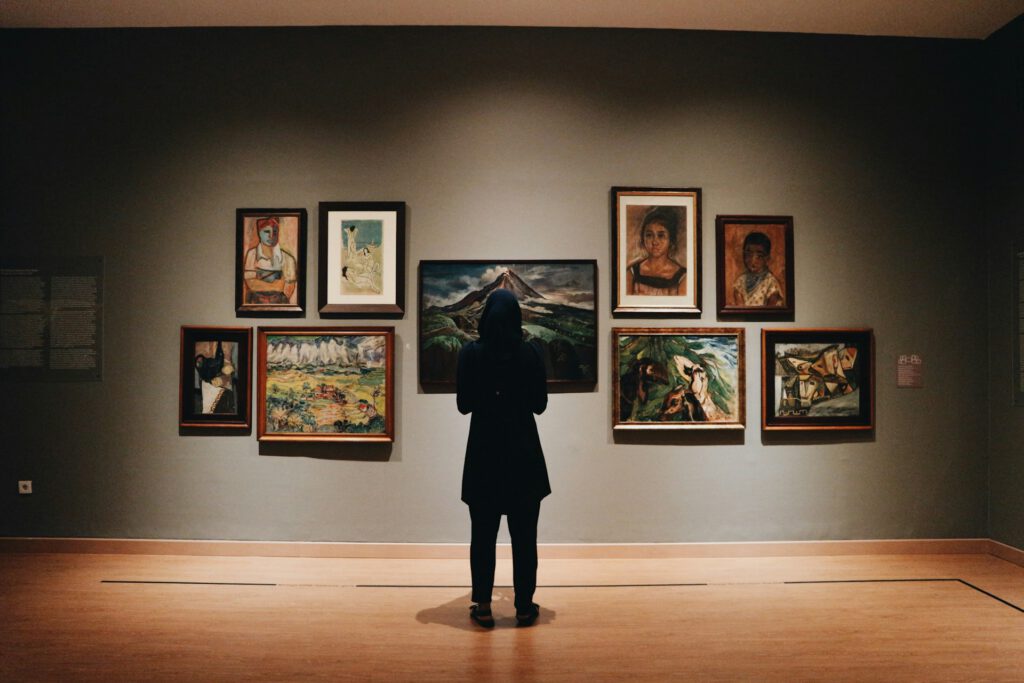 woman-at-museum